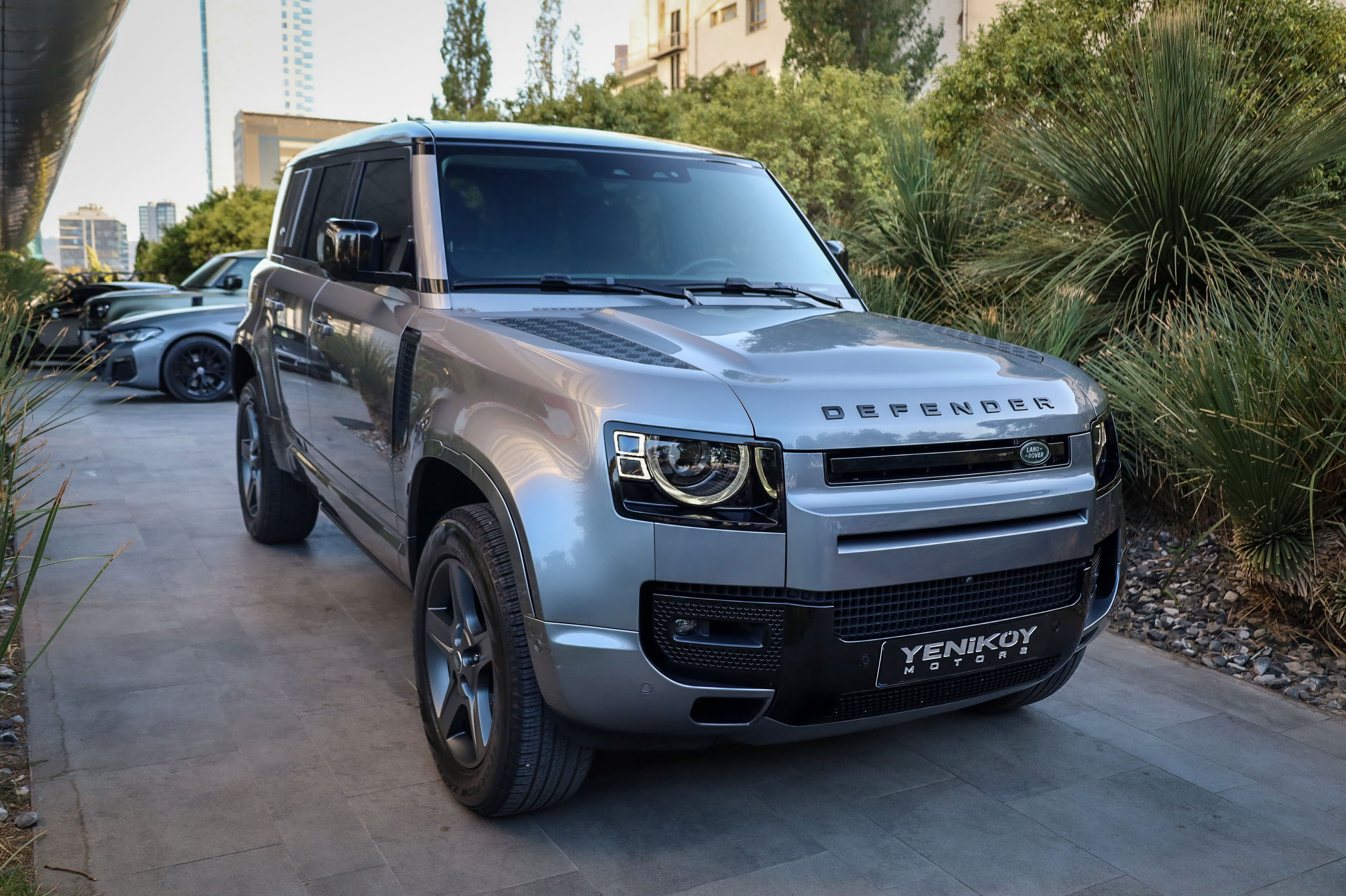 LAND ROVER DEFENDER P300 SE