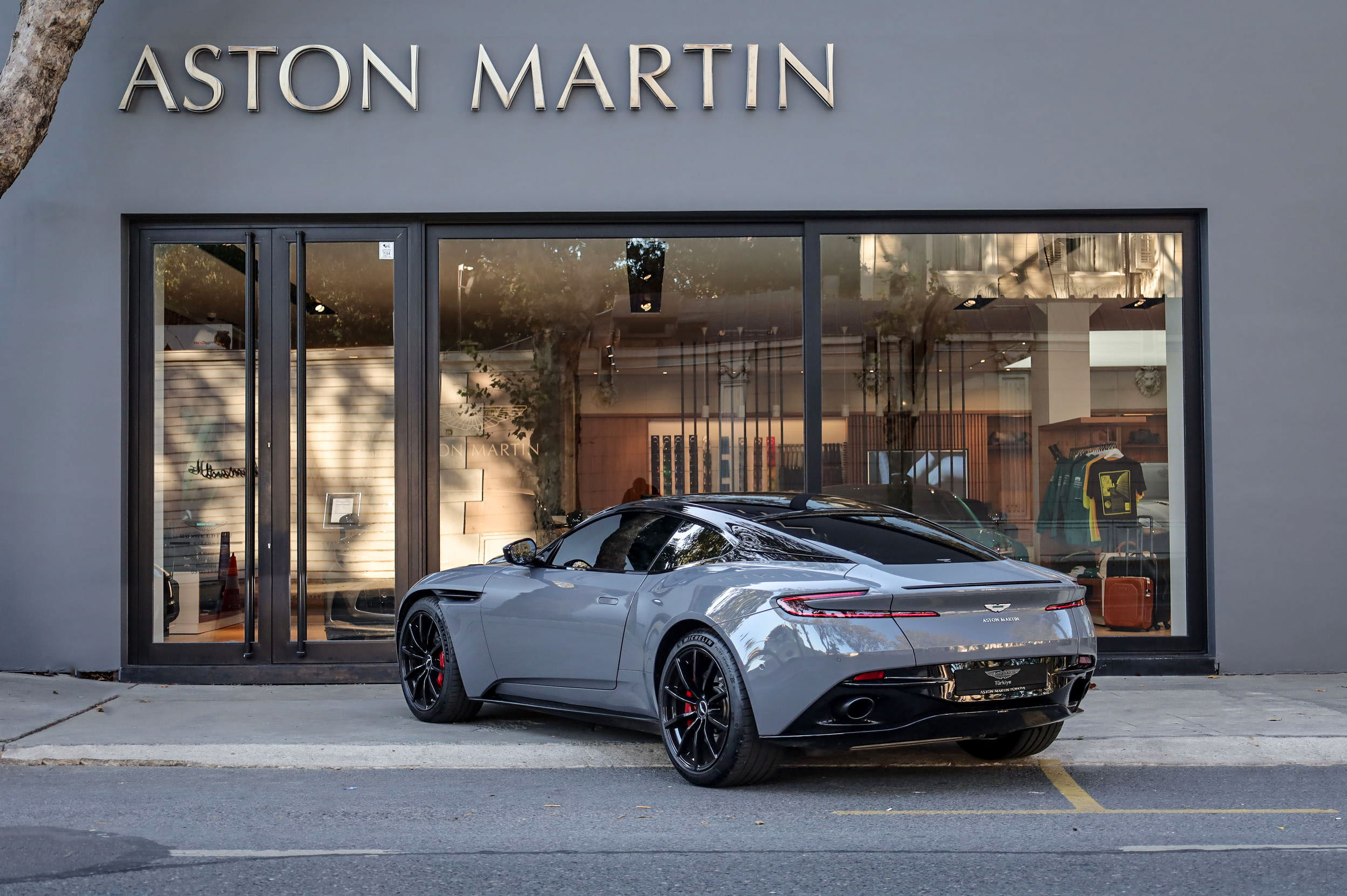 ASTON MARTIN DB11 AMR