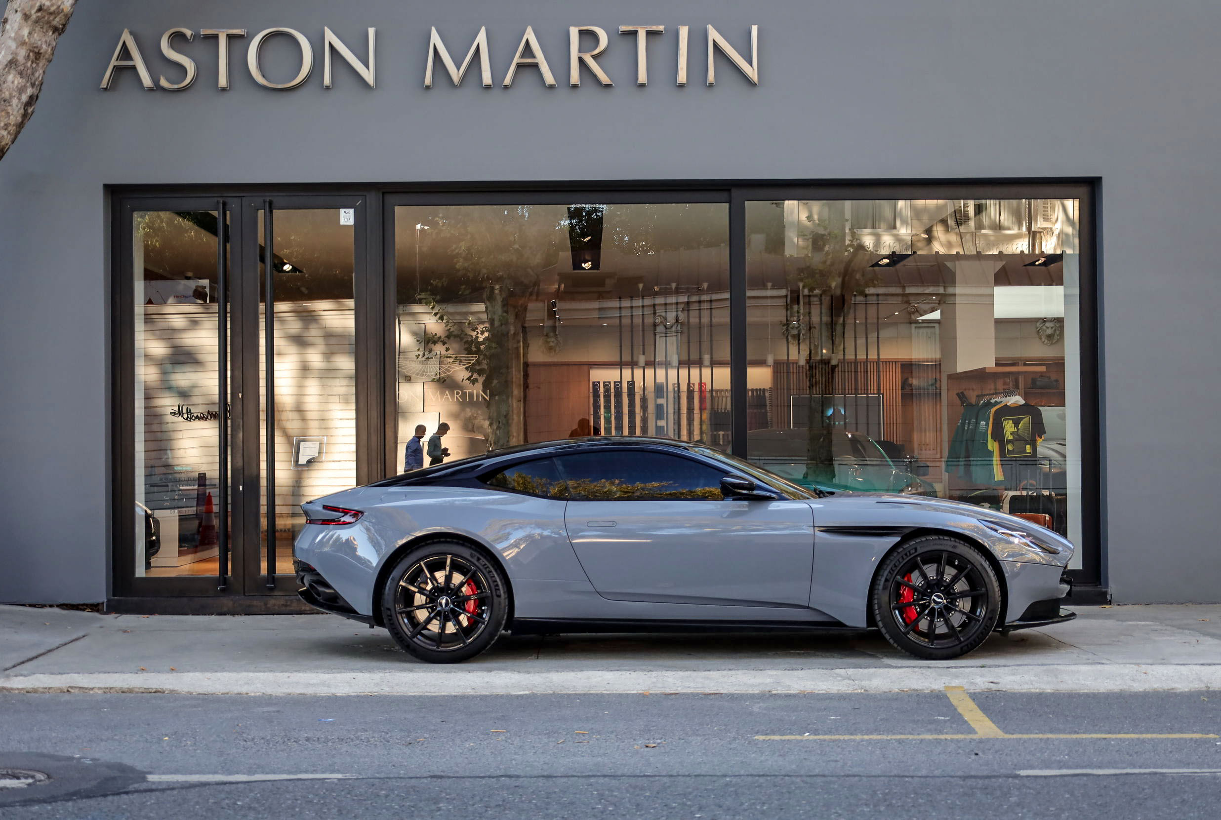 ASTON MARTIN DB11 AMR